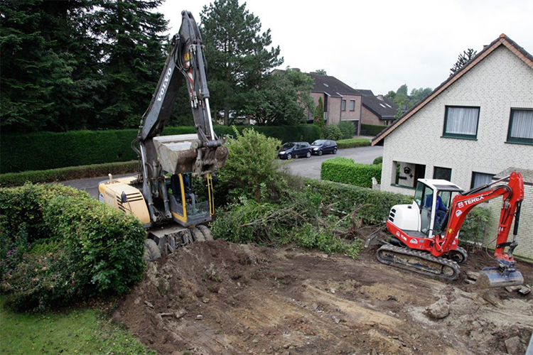 Abbildung zeigt Baustelle mit Baggerarbeiten und Baugrube