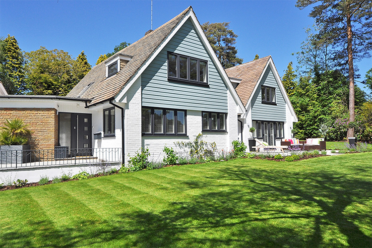Abbildung zeigt Haus mit modernen Garten und gepflegten Rasen